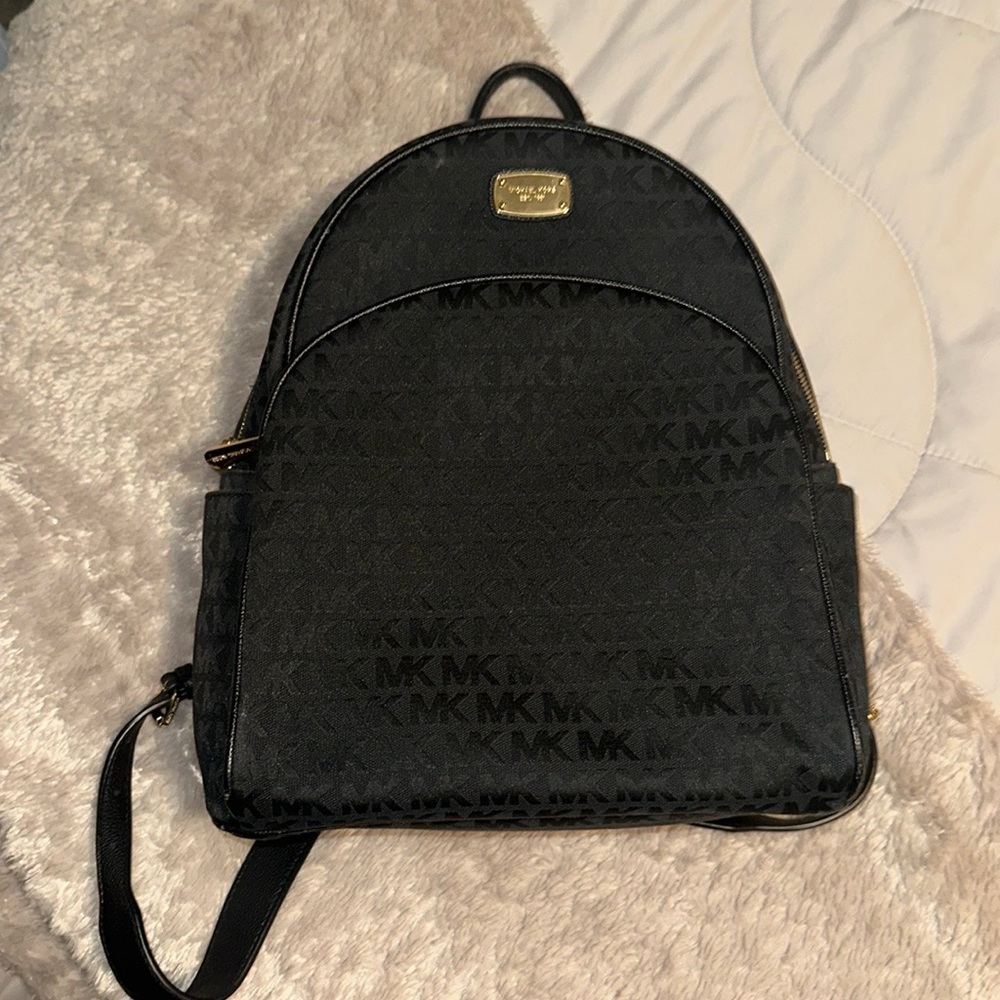 Michael Kors backpack hardly use, great condition.